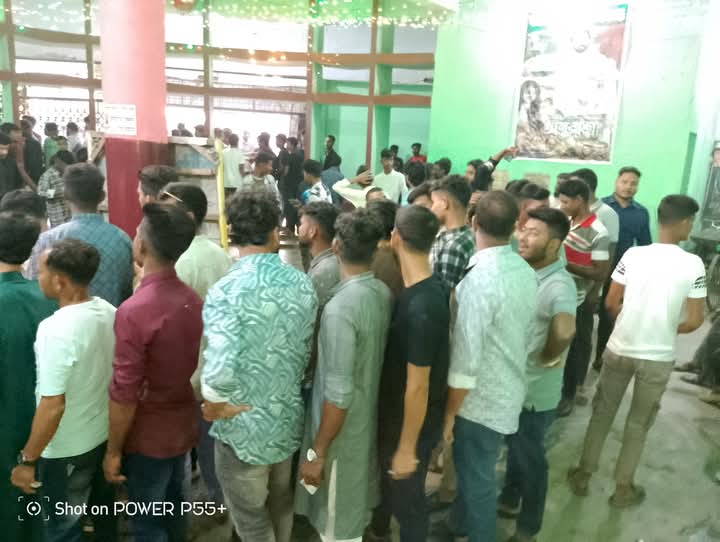দর্শক শূন্য সিনেমা হলে ফিরছে দর্শক, দিনে লাখ টাকার টিকিট বিক্রি