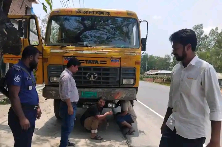 নীলফামারীতে নিষিদ্ধ হাইড্রোলিক হর্ণ ব্যবহার, চার হাজার টাকা জরিমানা আদায়