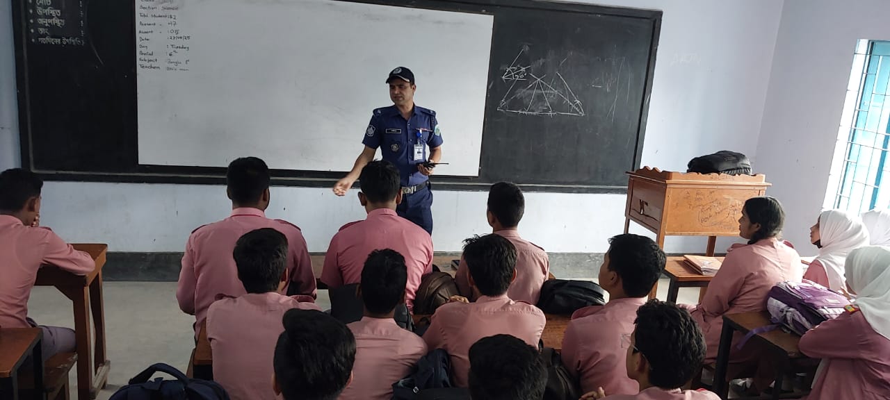 সৈয়দপুরে বিদ্যালয়ে শিক্ষার্থীদের ক্লাস নিলেন ওসি 