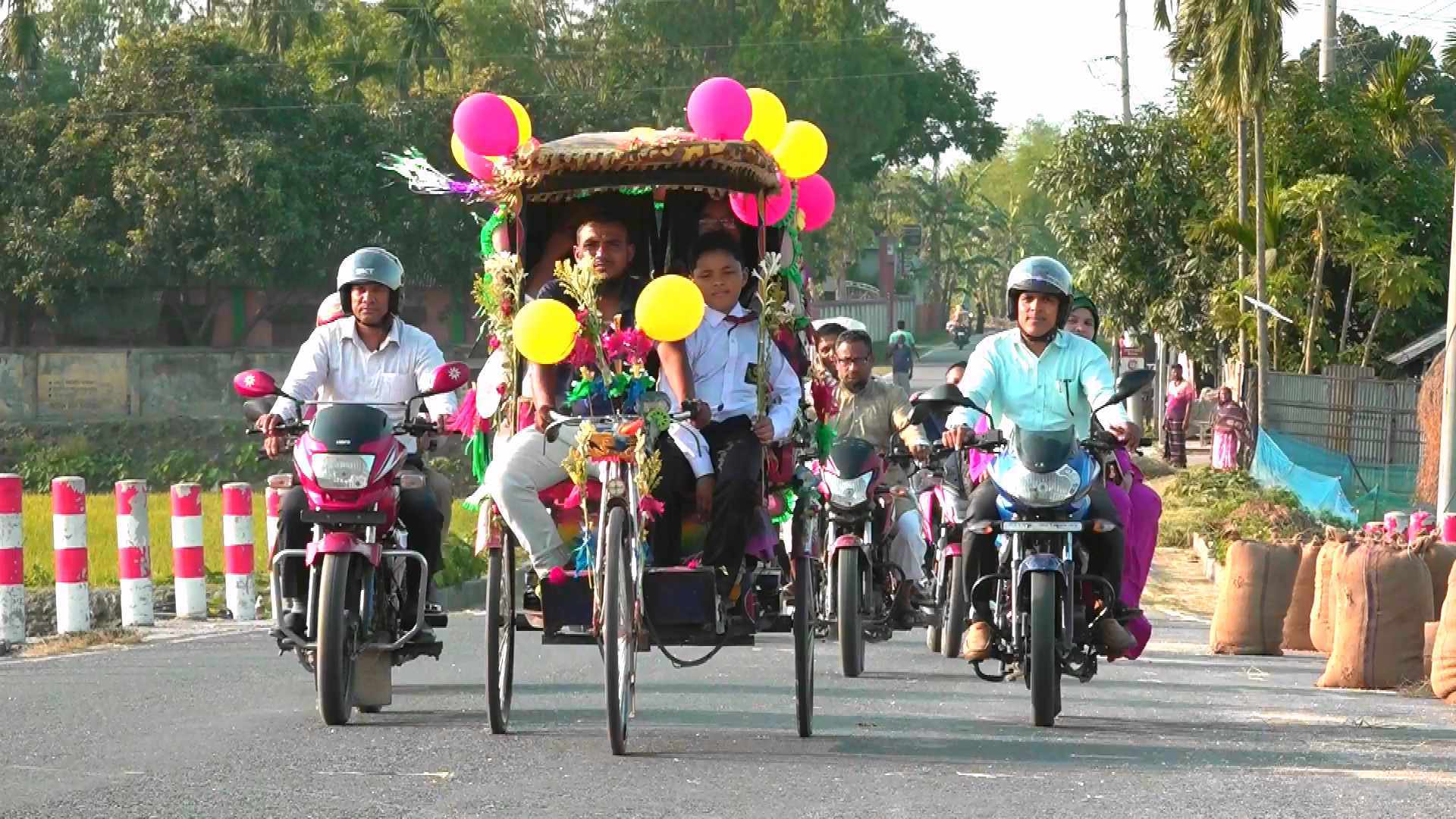 ডোমারে ফুলে সাজানো রিকশায় বিদায় নিলেন শিক্ষক