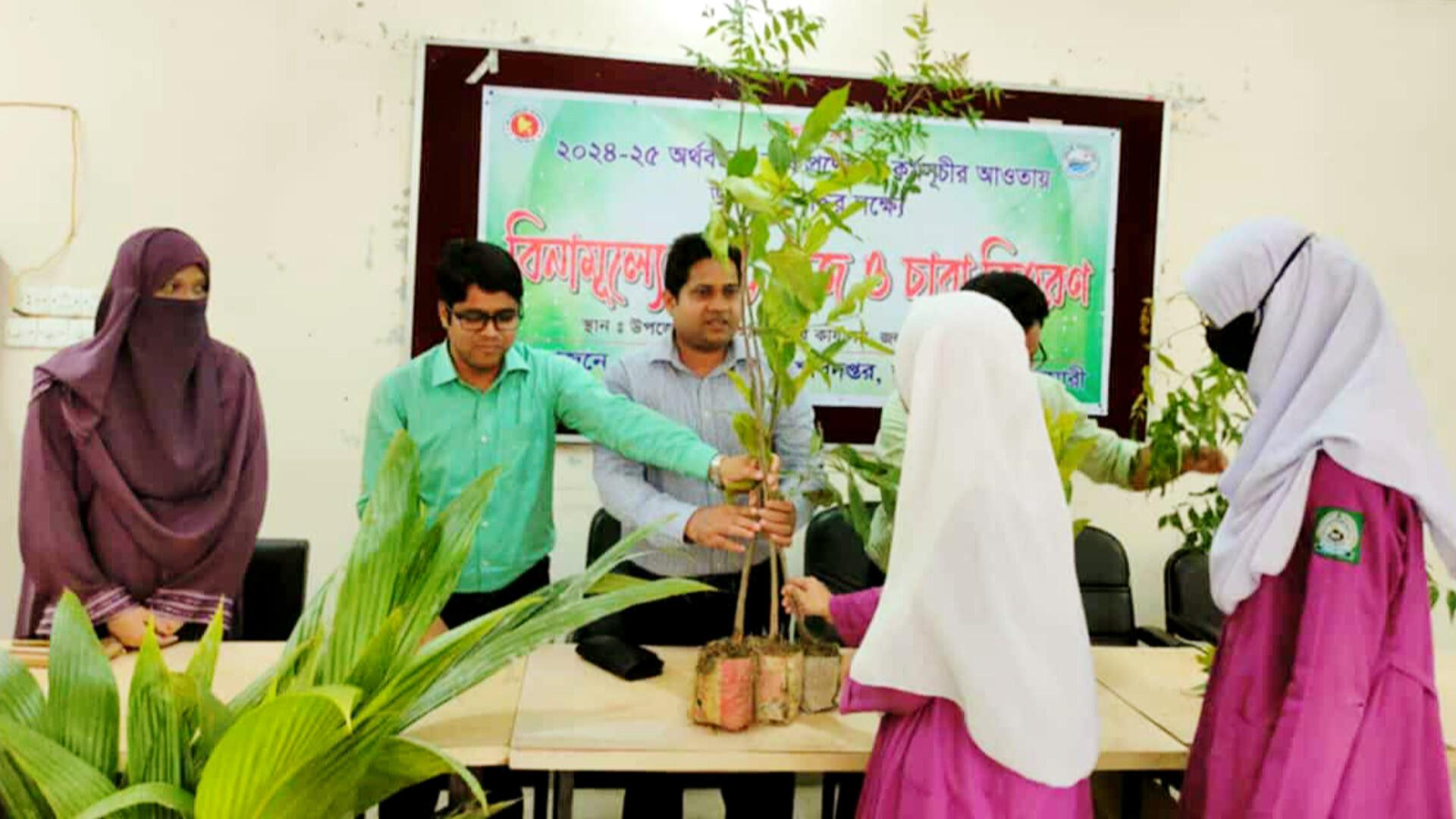 জলঢাকায় শিক্ষার্থীদের মাঝে চারা বিতরণ 