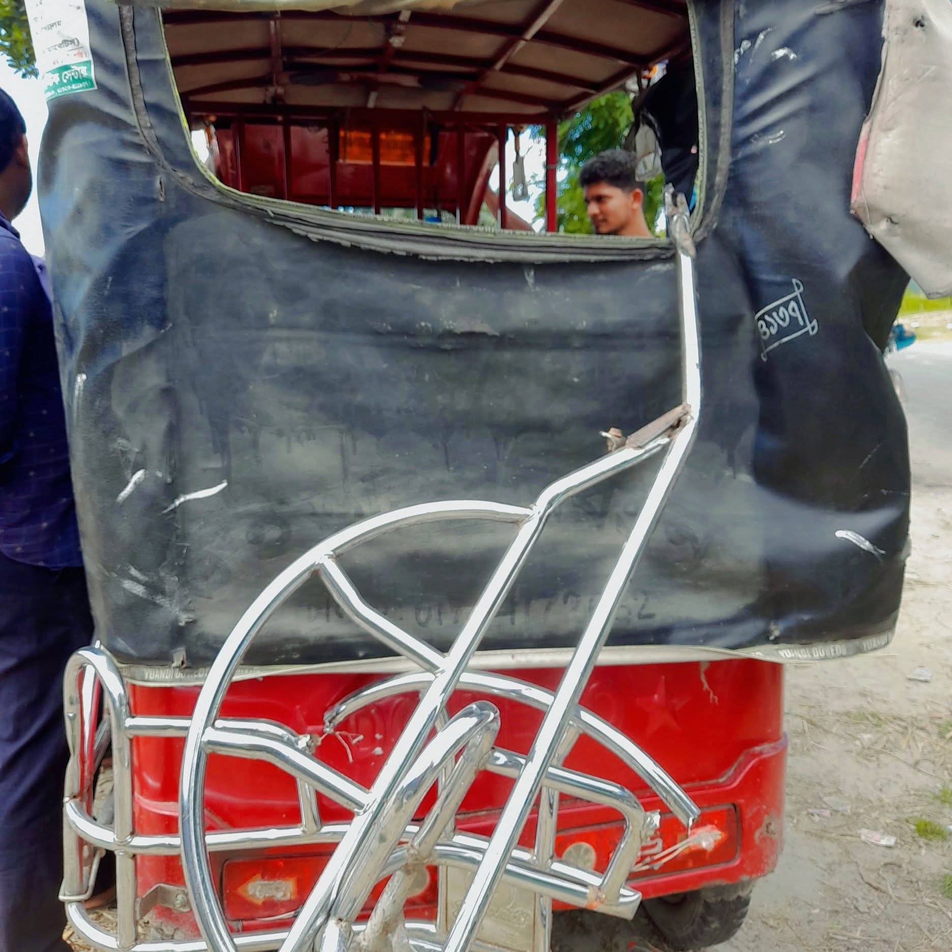 নীলফামারীতে ট্রাক্টরের চাপায় ইজিবাইক যাত্রী নিহত