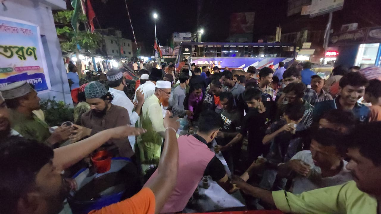 সৈয়দপুরে পবিত্র আশুরা ও কারবালার শহিদদের স্মরণে জুস বিতরণ