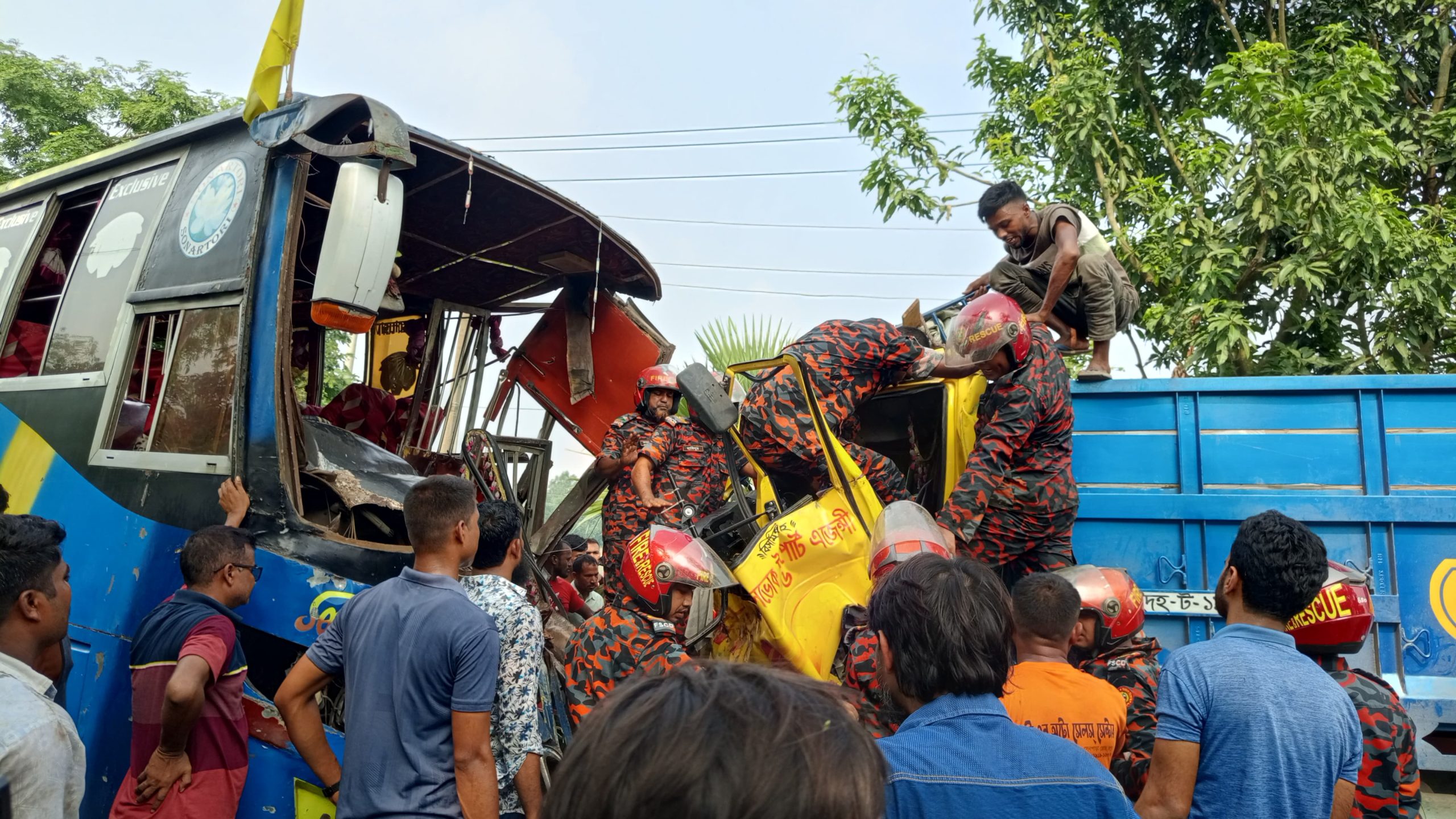 সৈয়দপুরে যাত্রীবাহী বাস ও ট্রাকের মুখোমুখি সংঘর্ষে আহত-১৯