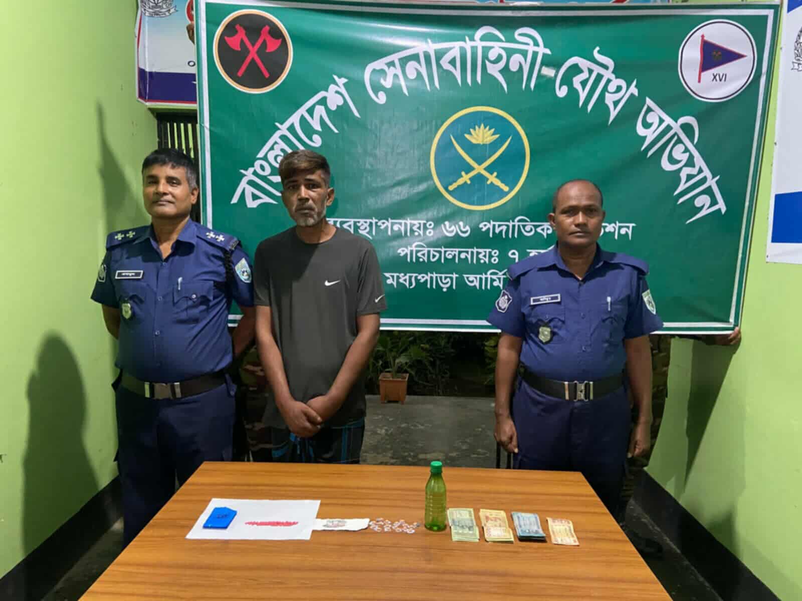 বিরামপুরে সেনাবাহিনীর অভিযানে মাদকদ্রব্য সহ মাদক ব্যবসায়ী আটক