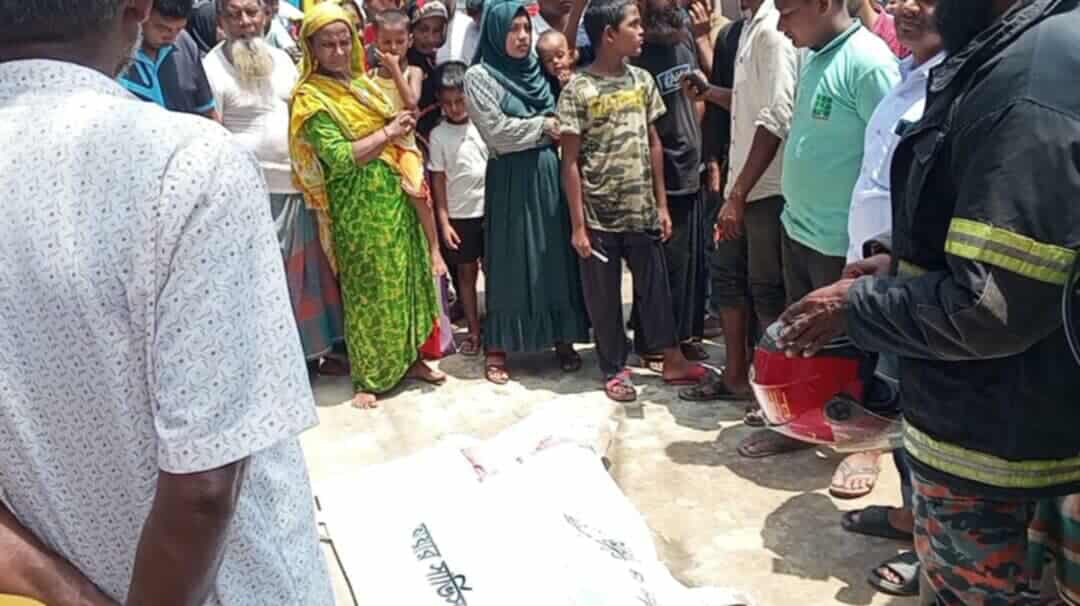 বিরামপুরে ট্রাকের চাকায় পিষ্ট হয়ে মা-সন্তানের মৃত্যু 
