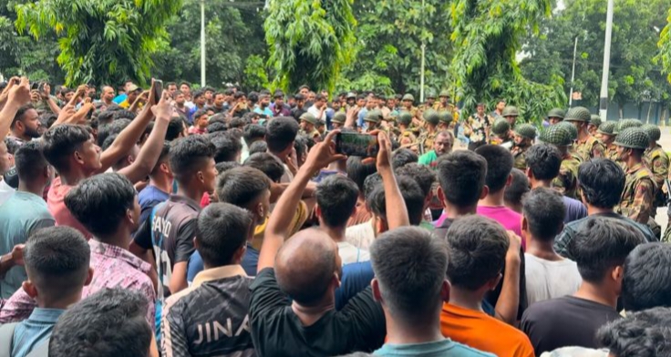 নীলফামারীতে উওরা ইপিজেডে শ্রমিক-সেনাবাহিনী-পুলিশ সংঘর্ষ, গুলিতে এক শ্রমিক নিহত