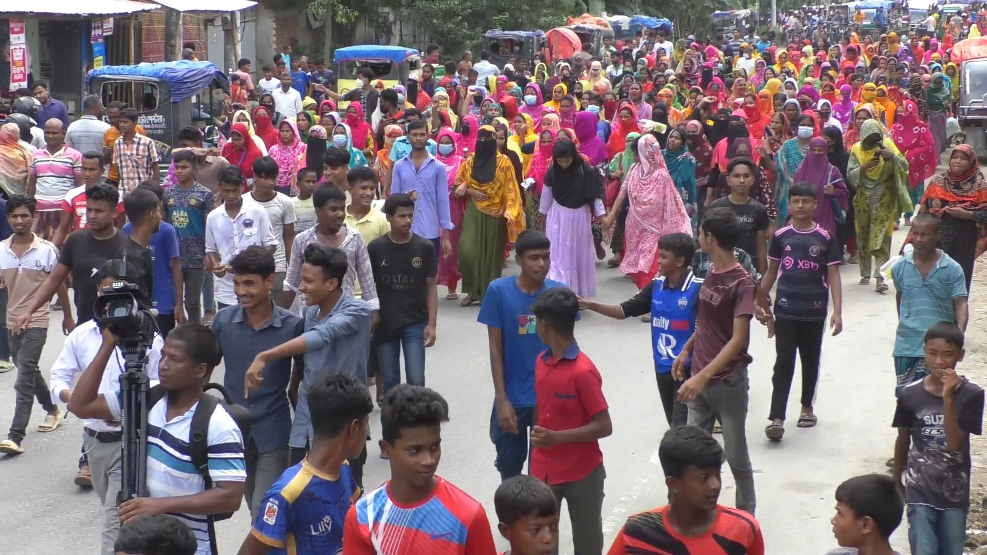 উত্তরা ইপিজেড শ্রমিকদের সড়ক অবরোধ