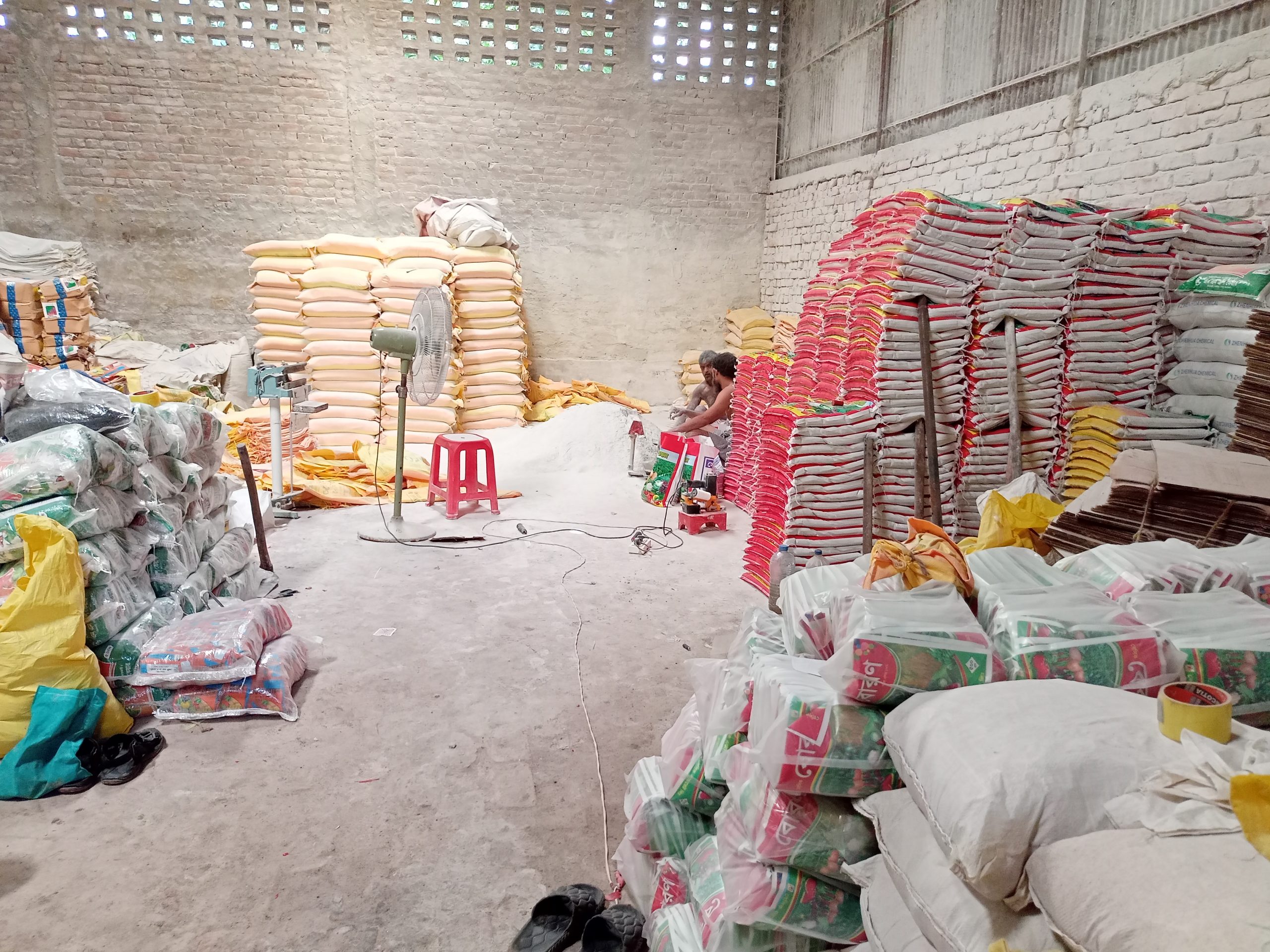 সৈয়দপুরে লাইসেন্স ছাড়া ভুয়া মোড়কে নিম্নমানের সার উৎপাদন, ক্ষতির মুখে কৃষক