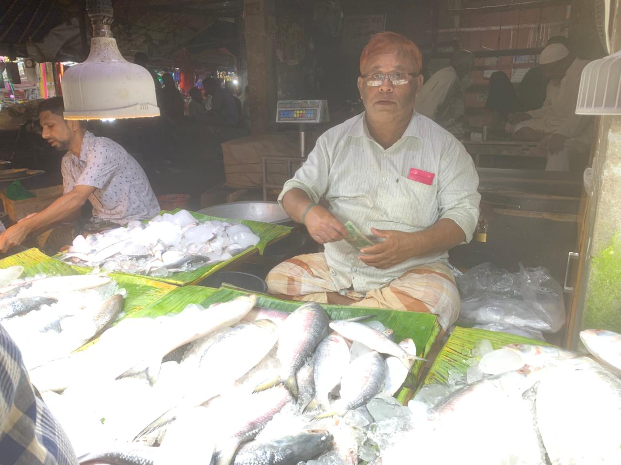 সৈয়দপুরে ইলিশের বাজার চড়া, দামে অস্বস্তি