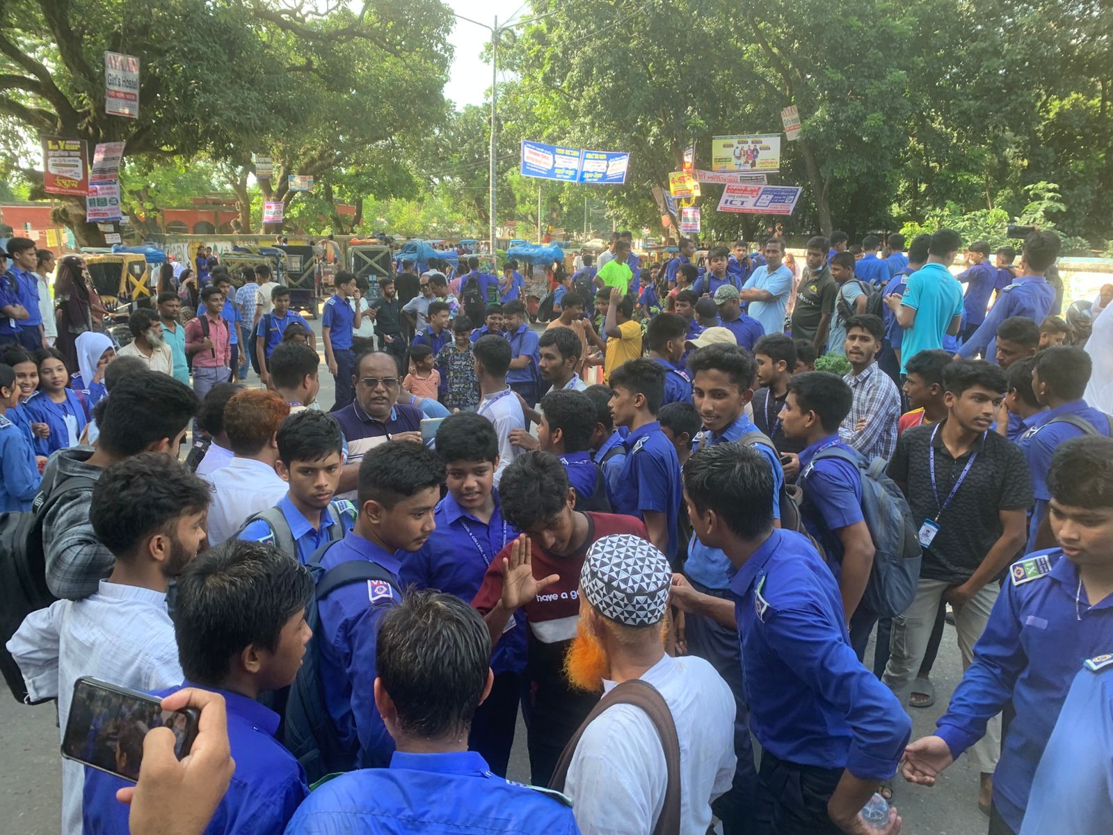সৈয়দপুরে লায়ন্স কলেজের সভাপতির অনিয়ম-দুর্নীতি,পদত্যাগের দাবিতে সড়ক অবরোধ