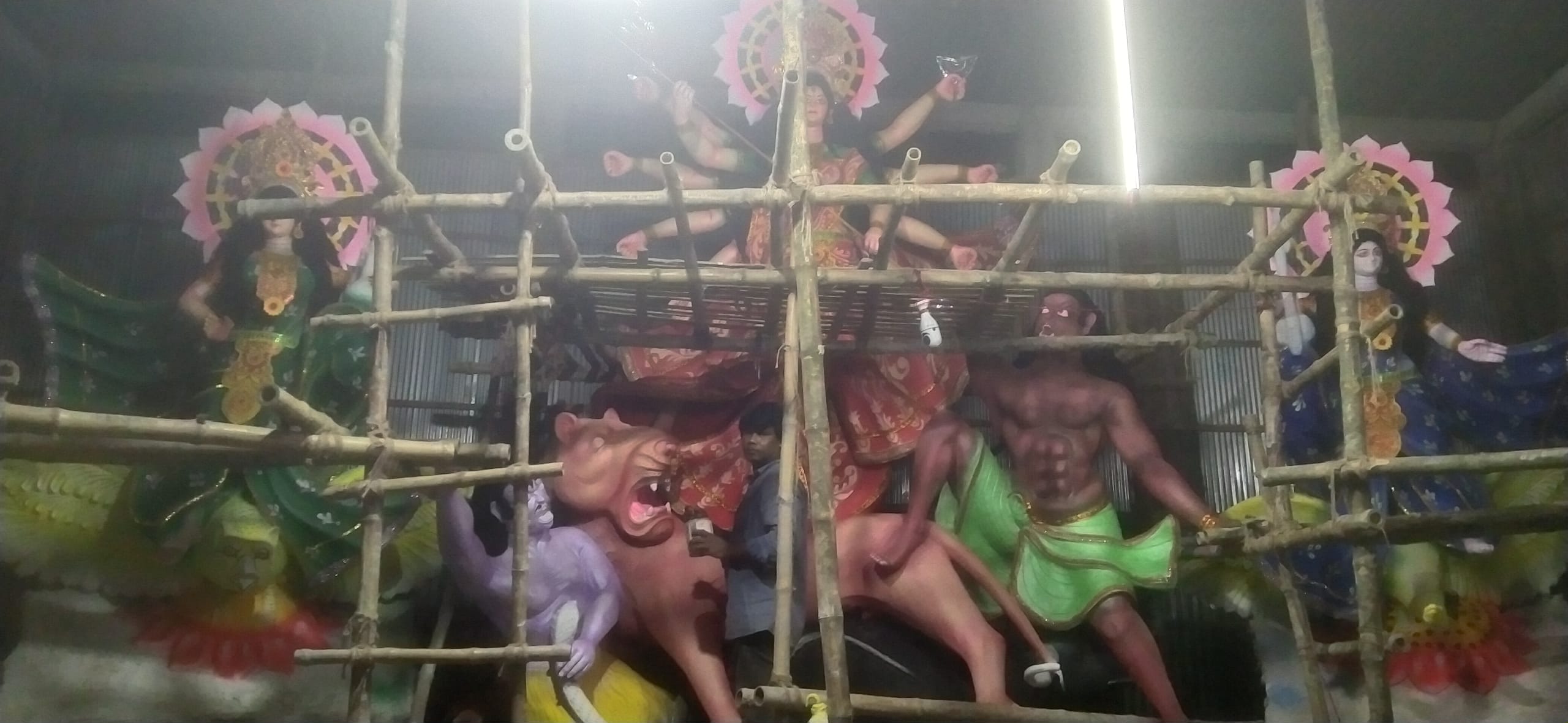 কিশোরগঞ্জে রং তুলির আদলে ফুটে উঠেছে দেবীর রুপ
