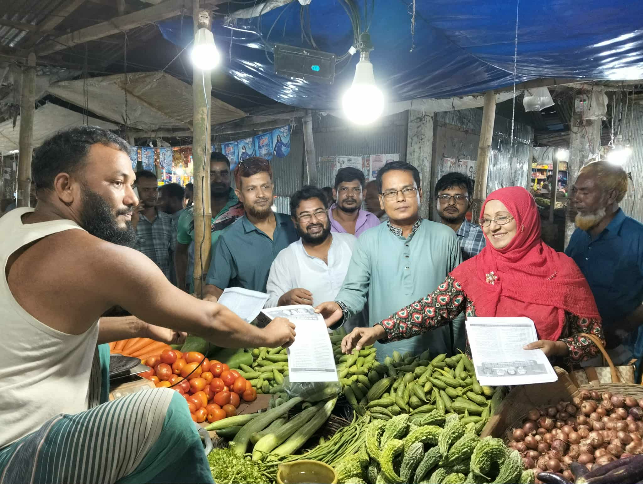 বিএনপির ৩১ দফা বাস্তবায়নের লক্ষ‍্যে কিশোরগঞ্জে বাজারে লিফলেট বিতরণ