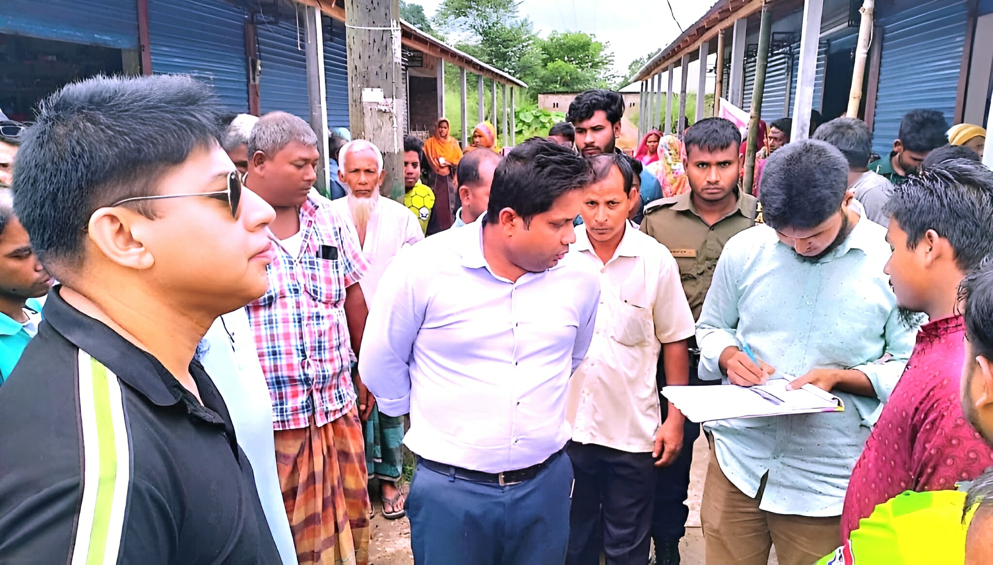 জলঢাকায় ১৫ টাকার চাল বিতরণে অনিয়ম, ডিলারকে ভ্রাম্যমাণ আদালতে জরিমানা