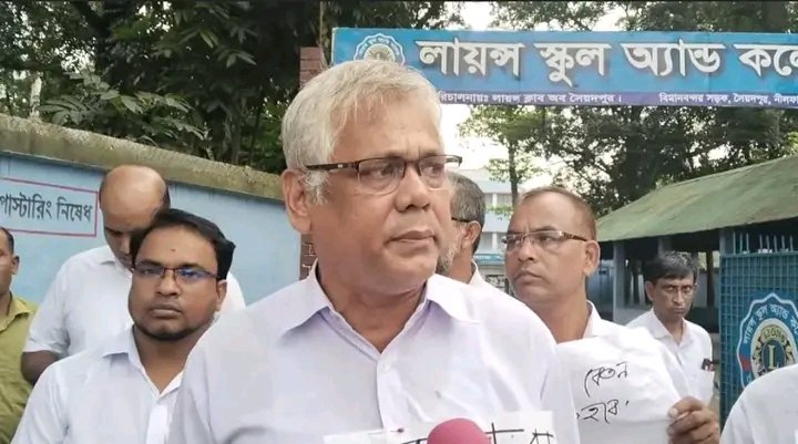 বেতনের দাবিতে সৈয়দপুর লায়ন্স স্কুল এন্ড কলেজের শিক্ষক-কর্মচারীদের মানববন্ধন