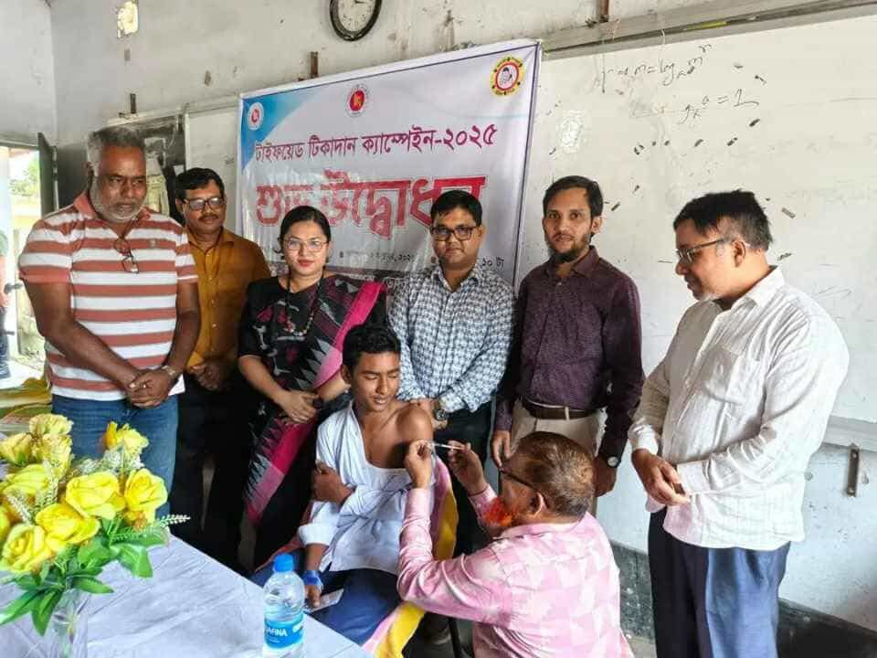 ডোমারে টাইফয়েড টিকাদান ক্যাম্পেইনের উদ্বোধন