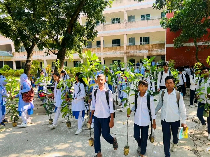 সৈয়দপুরে শতাধিক শিক্ষার্থীদের মাঝে শিক্ষা উপকরণ ও চারা বিতরণ