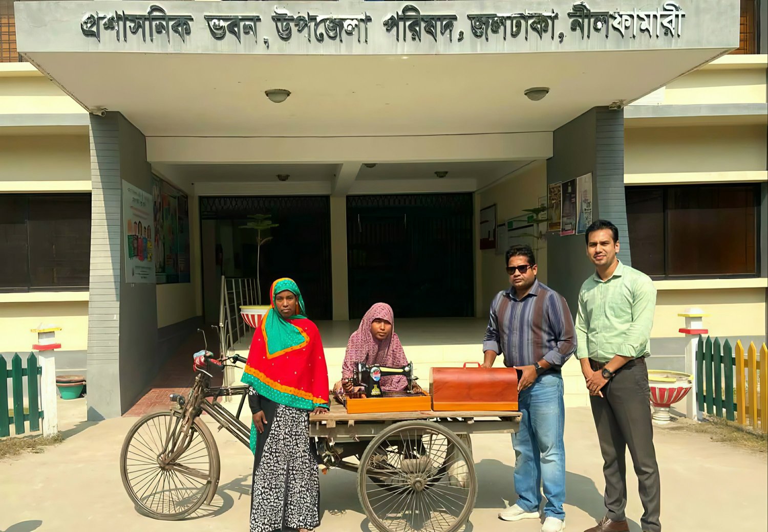 জলঢাকায় প্রতিবন্ধী হোসনে আরাকে সেলাই মেশিন দিলেন ইউএনও