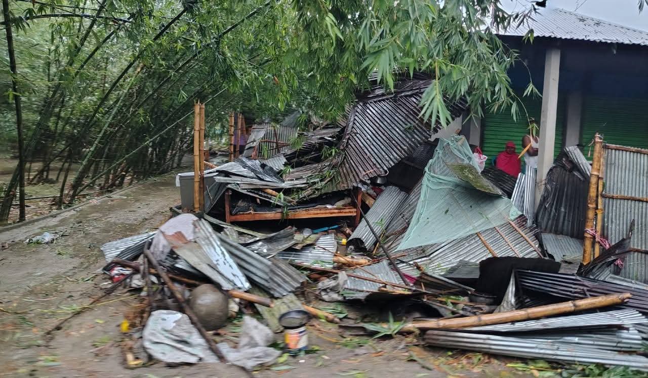 নীলফামারীতে ঝড়ে তছনছ শতাধিক ঘরবাড়ি, আহত ৫০