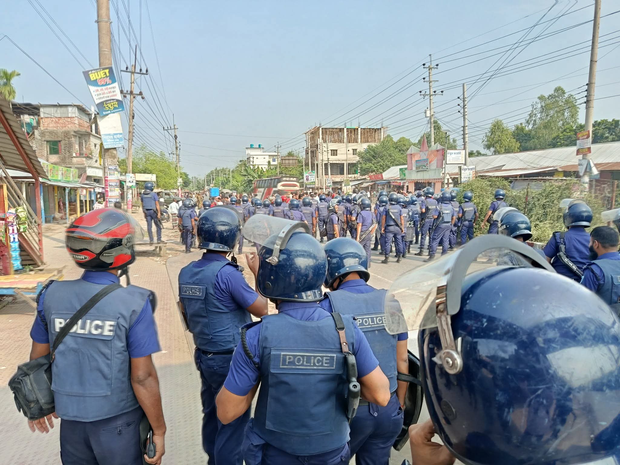 ইপিজেডের ৪টি কারখানা বন্ধ ঘোষণা , শ্রমিকদের বিক্ষোভ