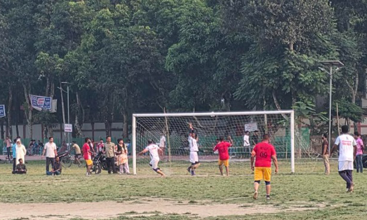 নীলফামারীতে সাংবাদিকদের প্রীতি ফুটবল ম্যাচ