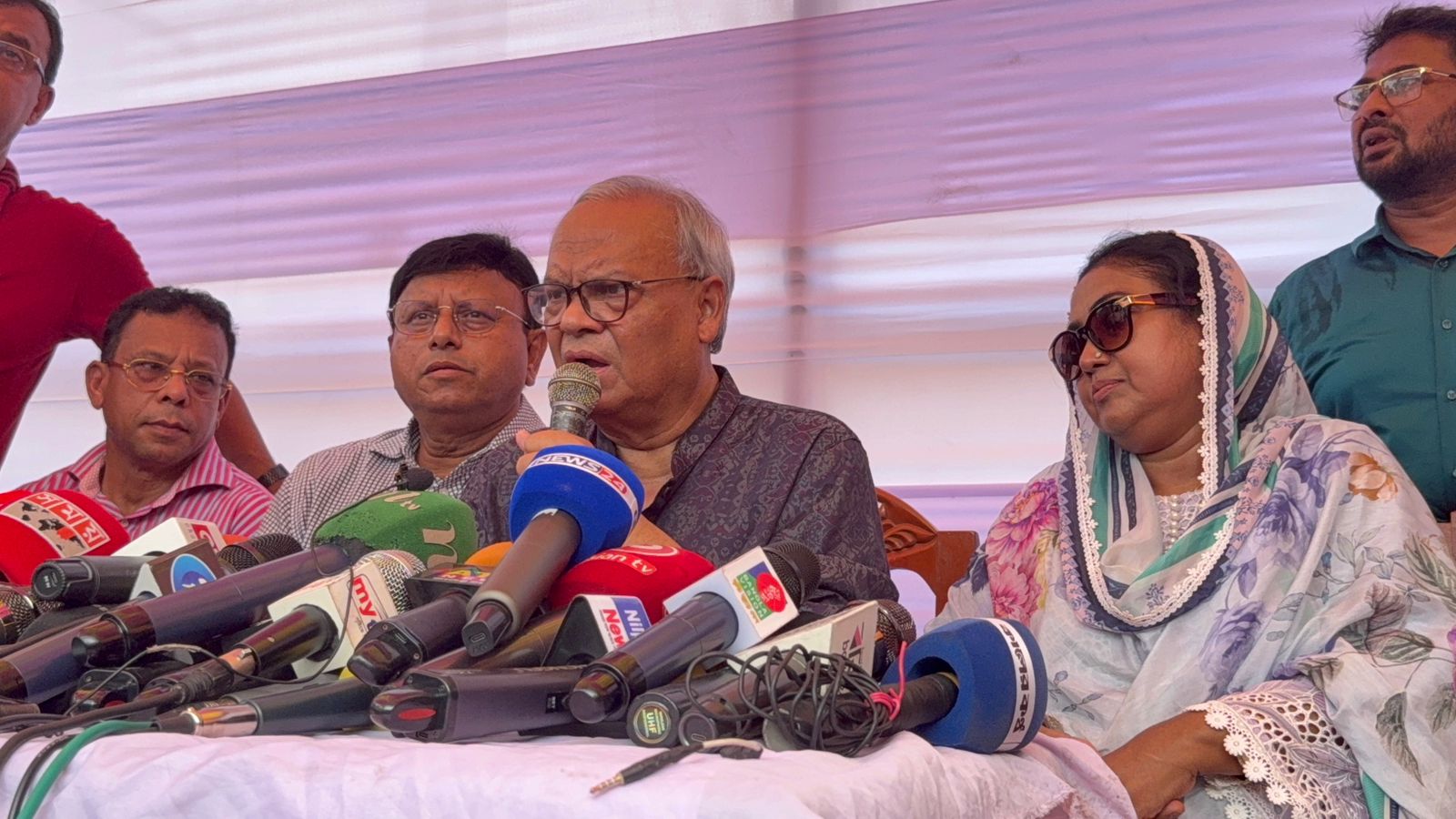 গরু ছাড়াই তেলের ঘানি টানা সেই বৃদ্ধের পাশে তারেক রহমান