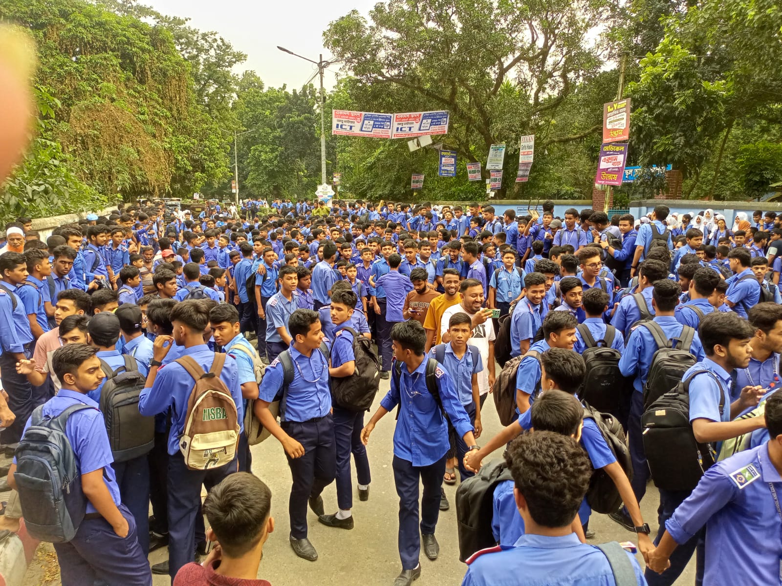 সৈয়দপুরে সড়ক অবরোধ করে শিক্ষার্থীদের বিক্ষোভ
