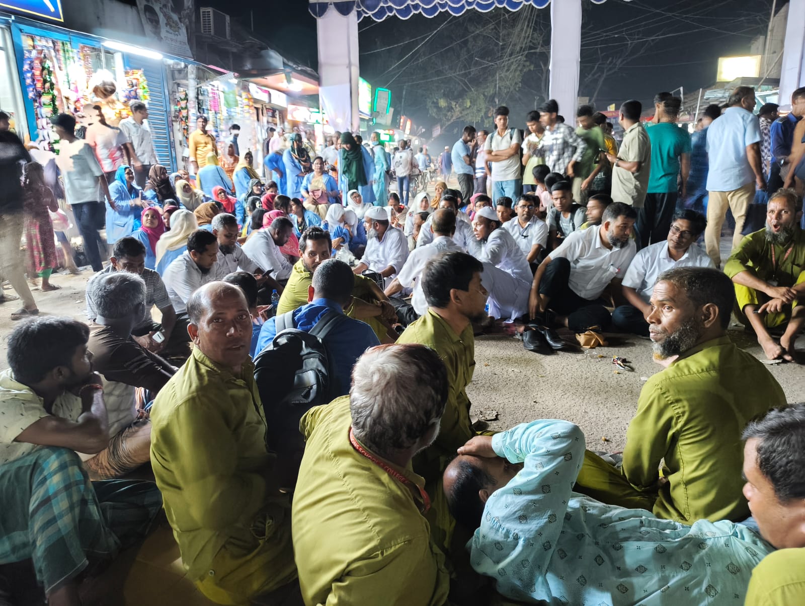 ৬ ঘন্টা সড়ক অবরোধ করে শিক্ষার্থীদের বিক্ষোভ