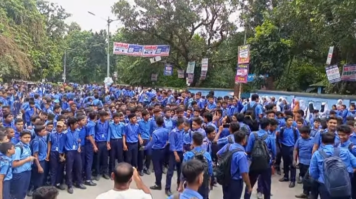 লায়ন্স স্কুল এন্ড কলেজের শিক্ষার্থীদের রাস্তা অবরোধ