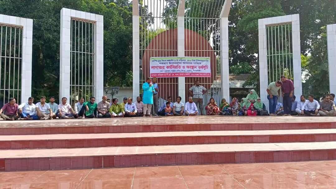 ডোমারে শিক্ষকদের লাগাতার কর্মবিরতি ও অবস্থান কর্মসূচি