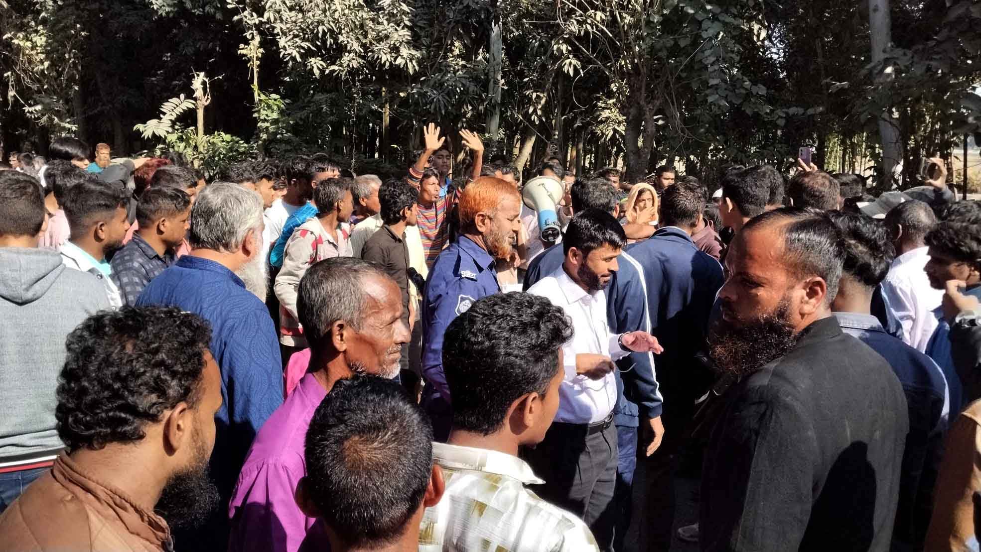 হিংস্র কুকুর মালিককে গ্রেফতারের দাবিতে সৈয়দপুরে সড়ক অবরোধ, আটক ১