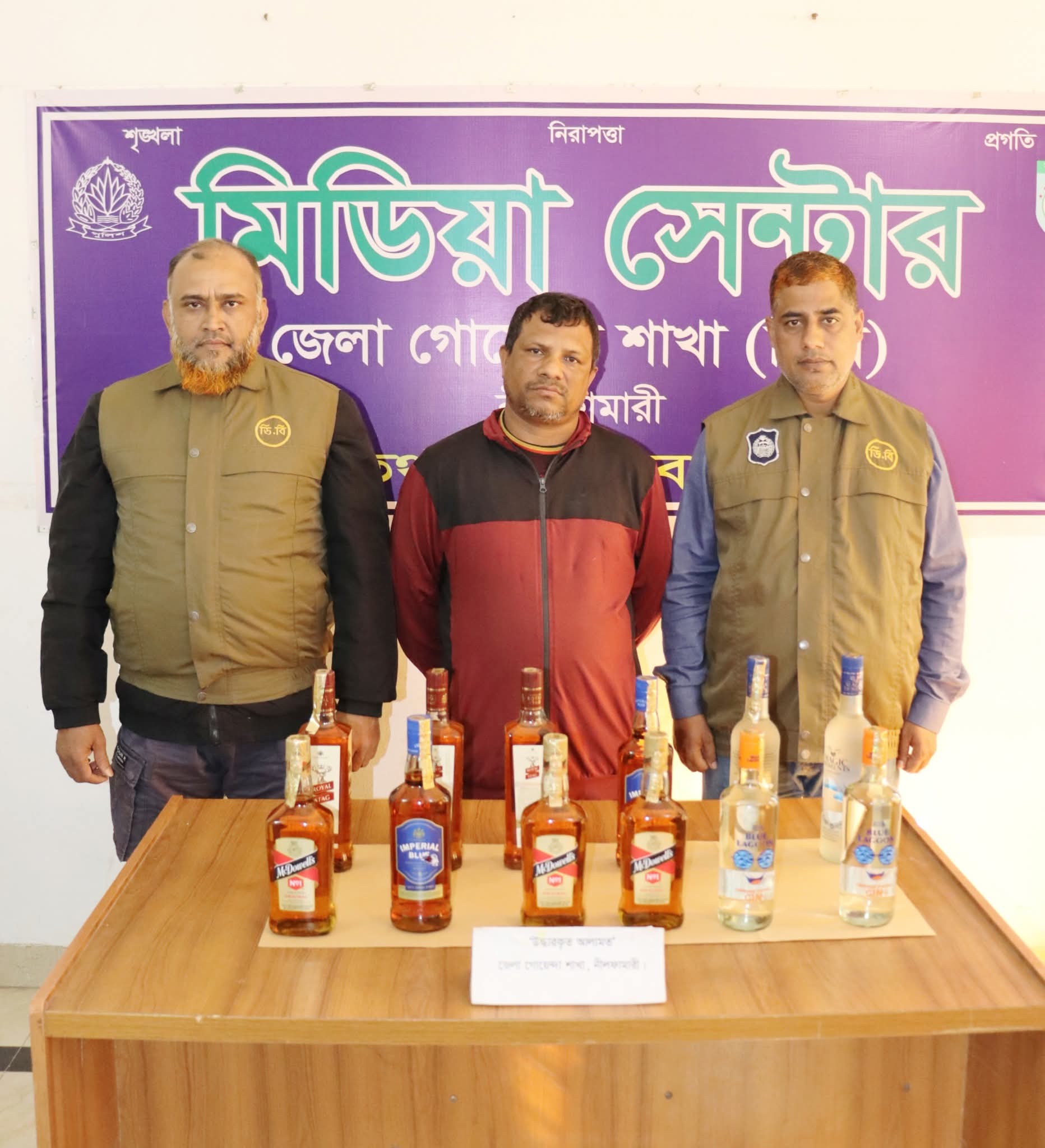 ডিবির অভিযানে ফাঁস ‘ঝুমকা ফ্যাশন’, বিদেশি মদসহ আটক দোকান মালিক