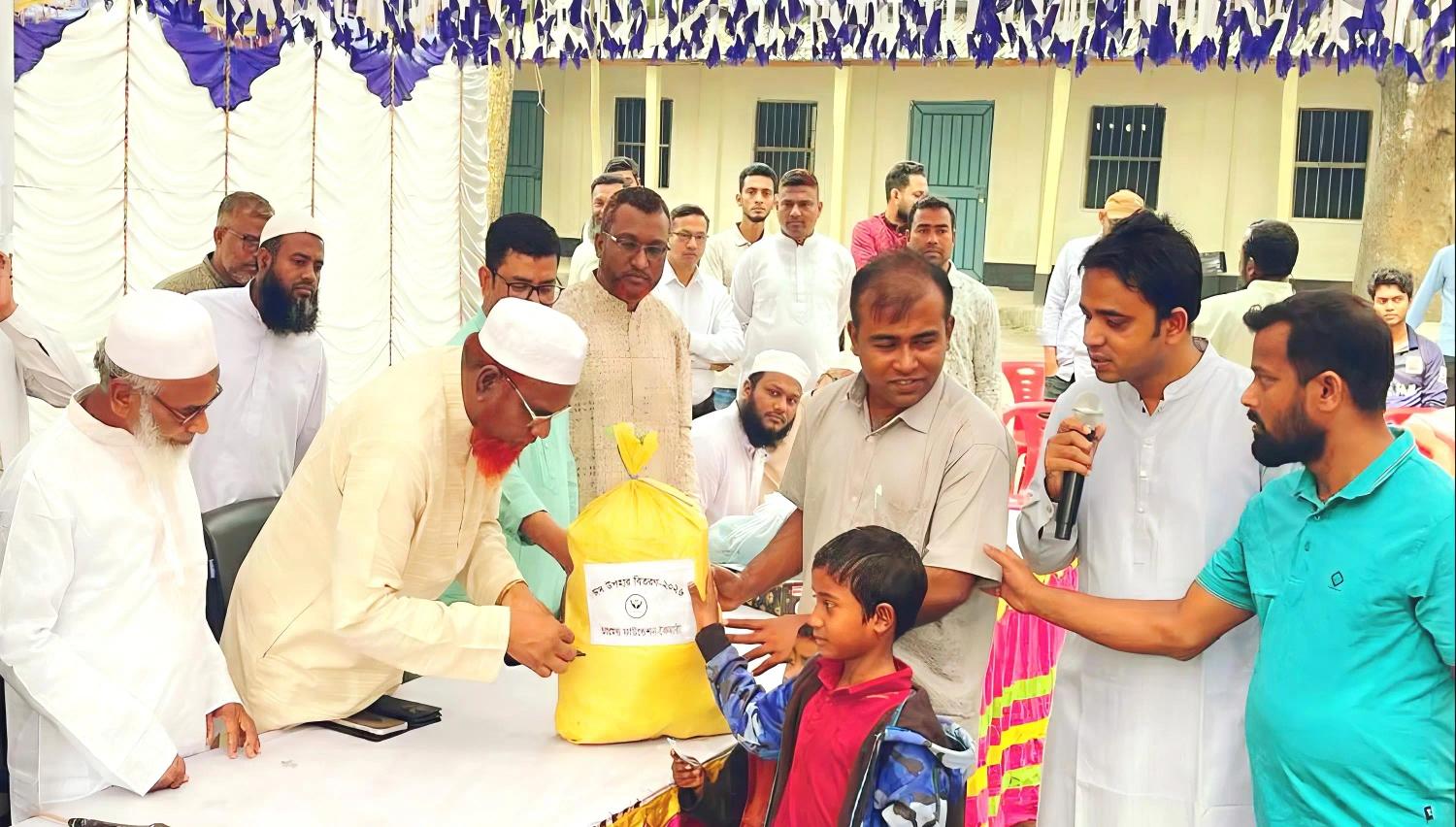 জলঢাকায় ডায়মন্ড ফাউন্ডেশনের ঈদ উপহার বিতরণ