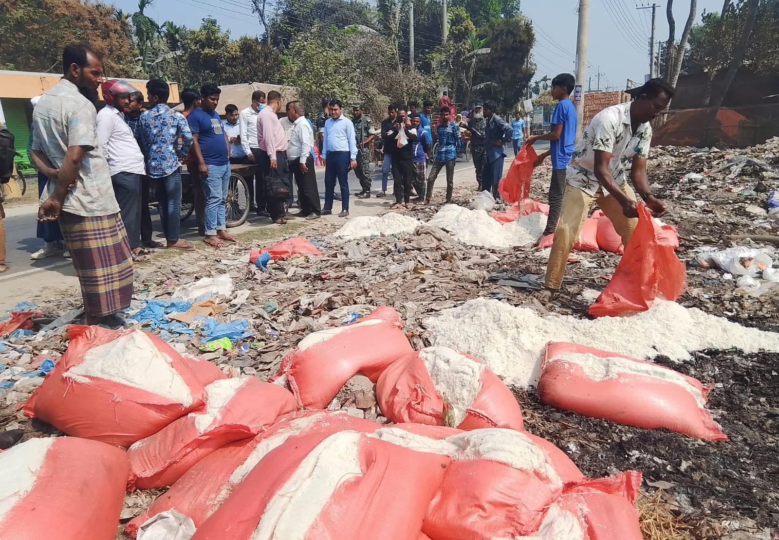 ডোমারে মুড়ির কারখানাকে এক লাখ টাকা জরিমানা