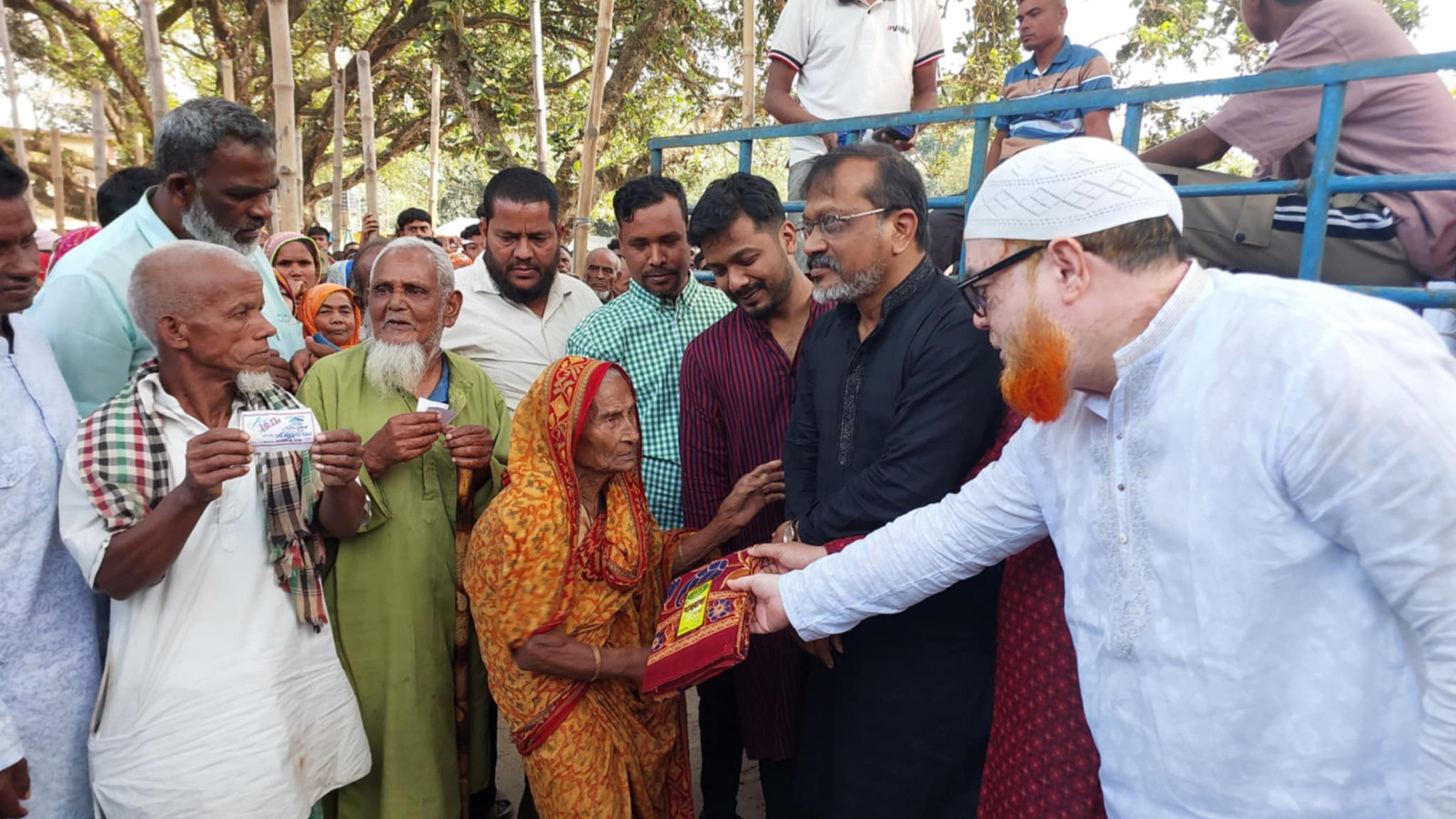 সৈয়দপুরে ইকু গ্রুপের উদ্যোগে ৪ হাজার মানুষের মাঝে শাড়ি-লুঙ্গি বিতরণ