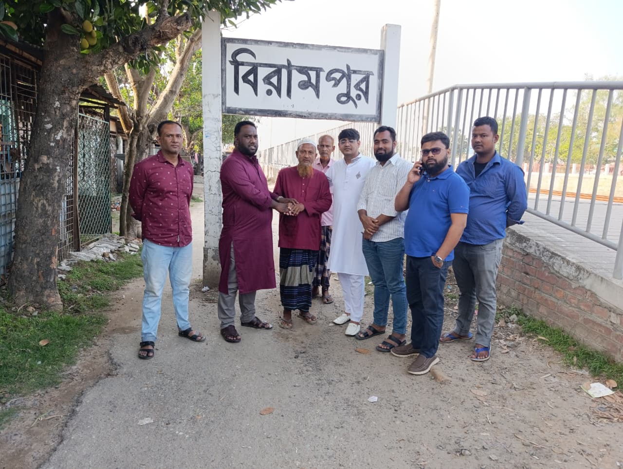 বুদ্ধিমত্তায় ট্রেন দুর্ঘটনা রোধ, বিরামপুরের এনামুল হককে আর্থিক সহায়তা