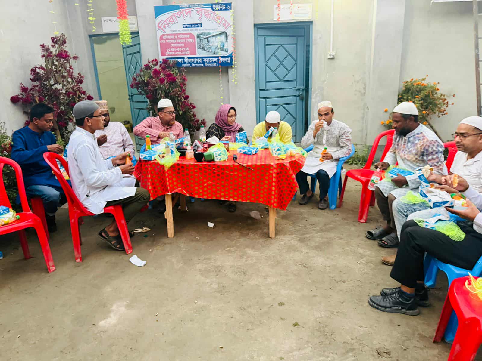 বৃদ্ধাশ্রমে বৃদ্ধ বাবা মায়েদের সঙ্গে ইফতার ইউএনও