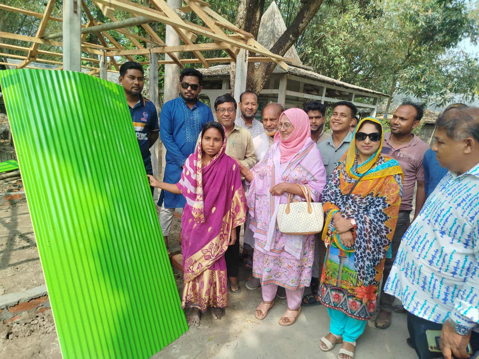 অসহায় ও প্রতিবন্ধি চার পরিবারের পাশে সাবেক এমপি বিলকিস ইসলাম