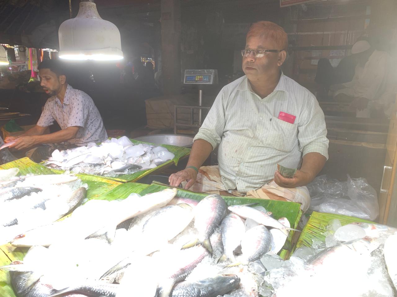 বৈশাখের আগে সৈয়দপুরে ইলিশের আগুন দাম বাজারে মাছ আছে, নেই ক্রেতা