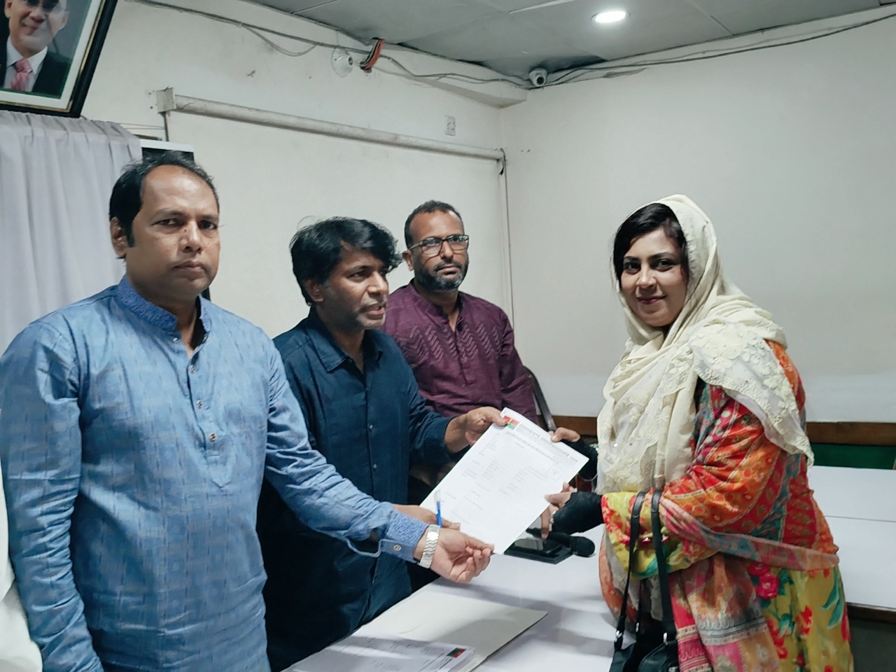 সংরক্ষিত নারী আসনে মনোনয়ন ফরম সংগ্রহ করলেন রুপা হোসেন