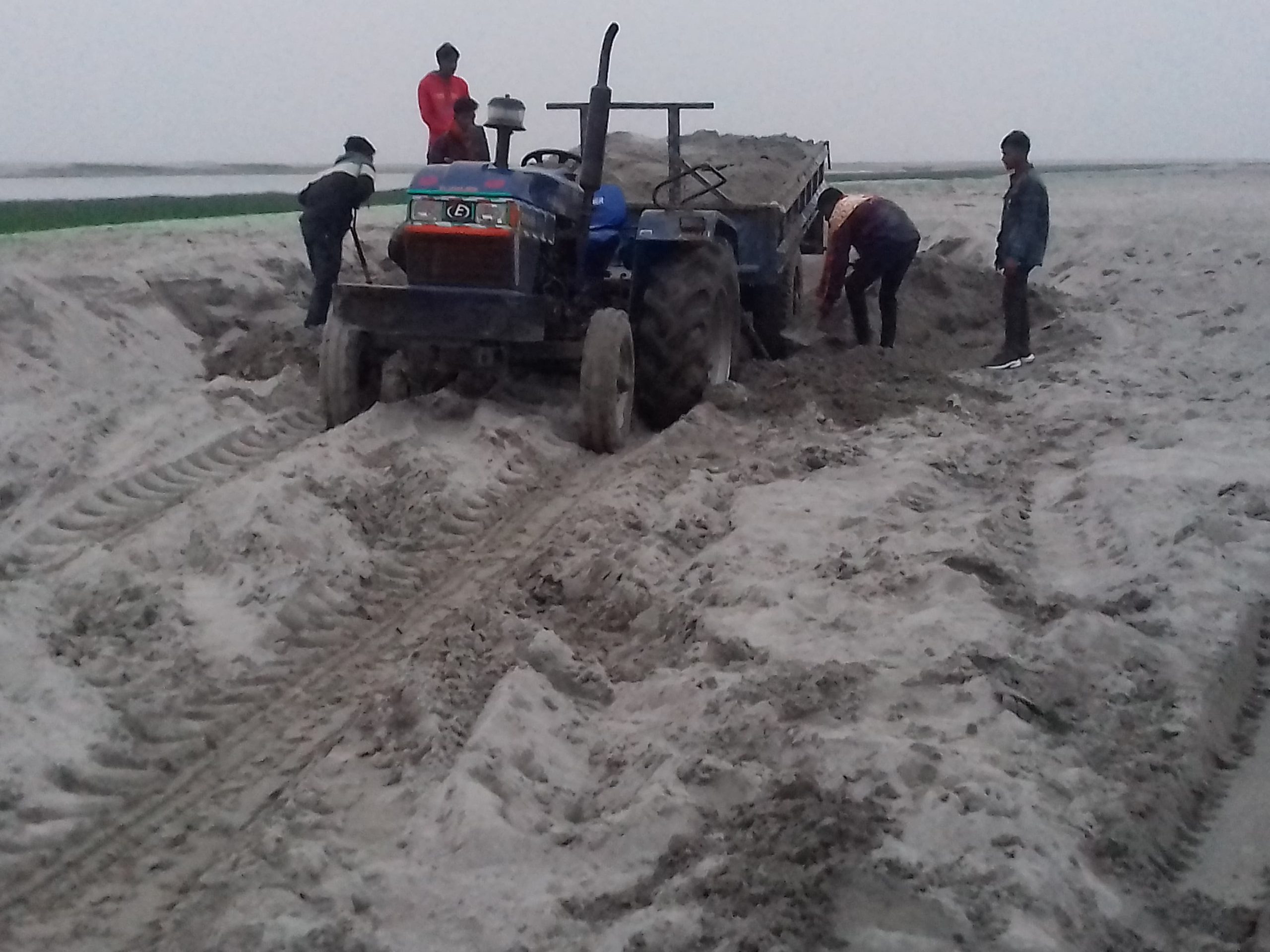 ডিমলায় তিস্তার বুকে বালু লুটের মহোৎসব