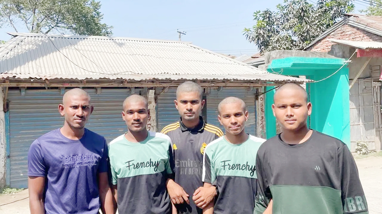 একজনের অস্বস্তি, পাঁচজনের সিদ্ধান্ত: ন্যাড়া হয়ে বন্ধুত্বের দৃষ্টান্ত