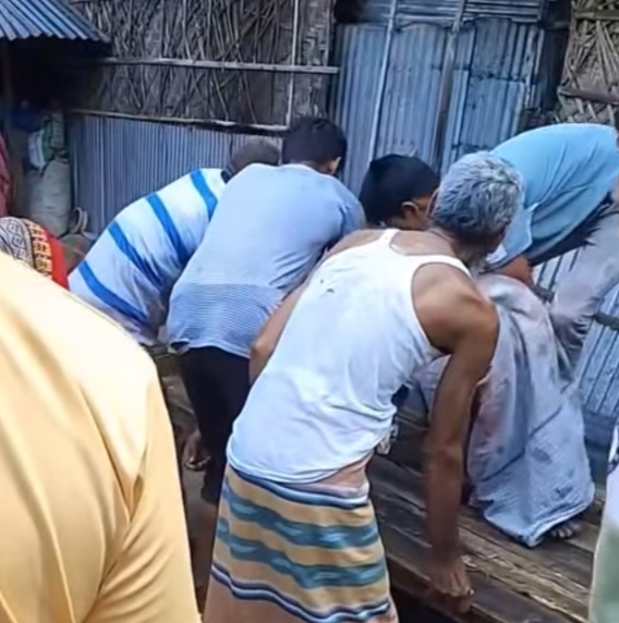 জলঢাকায় বজ্রপাতে ভ্যানচালক নিহত, আহত শিক্ষক 